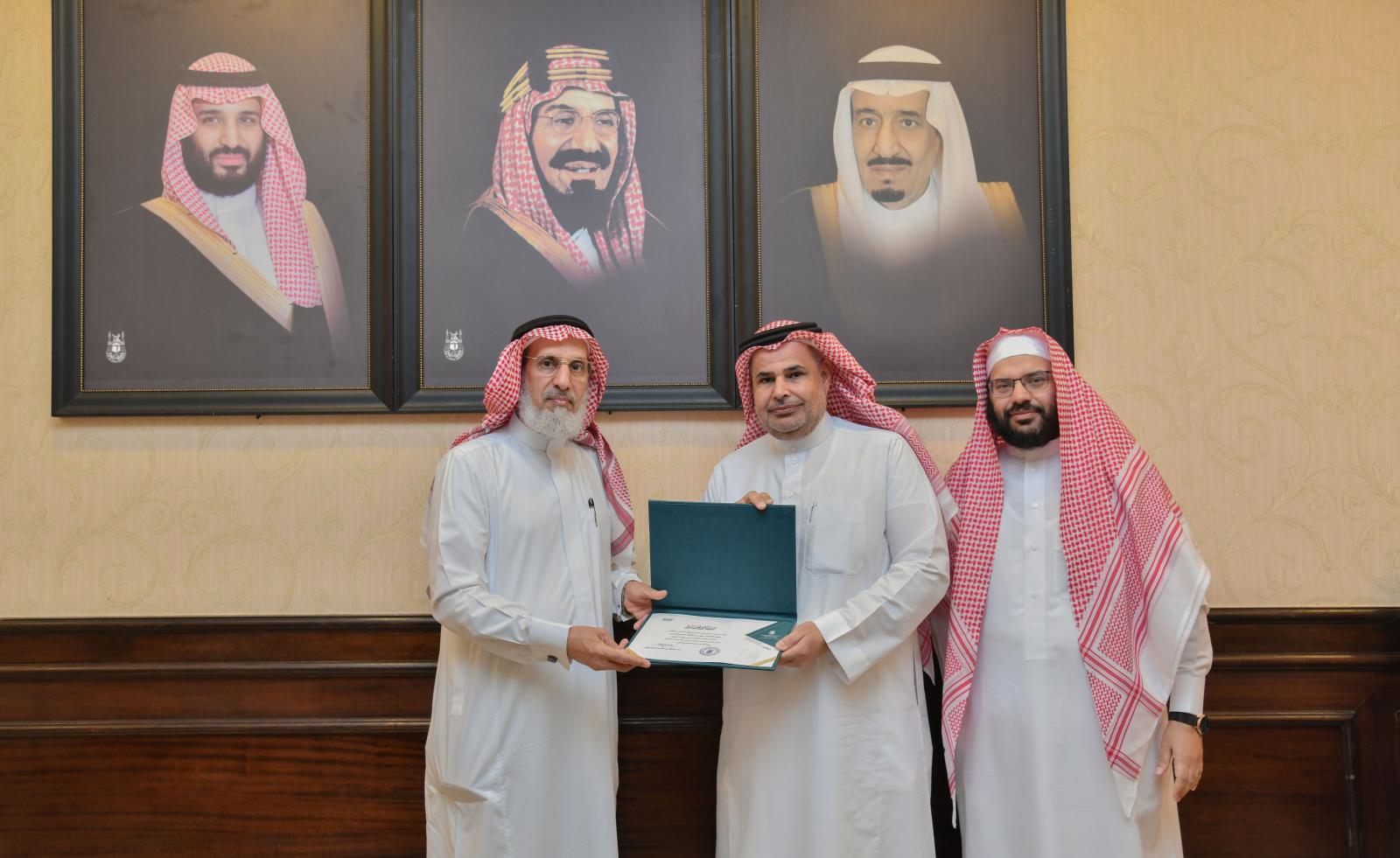 His Excellency the UQU President Honors Employees of the Legal Administration